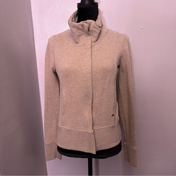 Women's sports/casual jacket with full zipper. - Picture 1 of 6